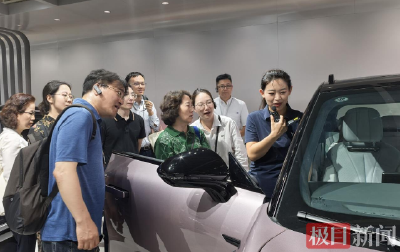 “第一次试乘无人汽车，感觉非常棒！”日韩嘉宾直呼“好厉害”