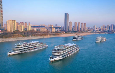 峡江潮涌处 “巨轮”破浪行