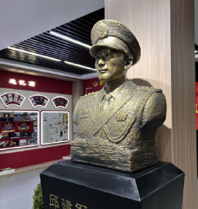 英雄从未远去，邱建军牺牲一周年后，烈士雕像在汉落成
