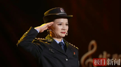 还记得1998年洪水中，抱树被救的小江珊吗？27年后，已成为民警的她动情讲述
