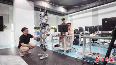 党员先锋队7天极限攻关，人形机器人“大壮”破茧成蝶