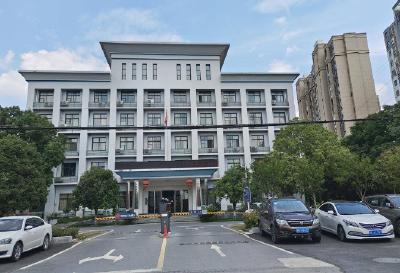 当阳20多家单位拆掉围墙方便百姓 停车位多了 遛弯地大了 亲切感强了