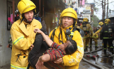 
弘扬三大精神 奋力建成支点丨9年前洪水中的“撑伞哥”一次次冲进烈焰守护生命