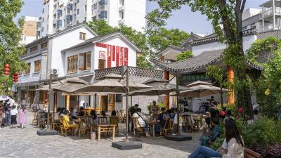 湖北首个由易地扶贫搬迁新建的行政村：如何从家底空空到年收入151万元