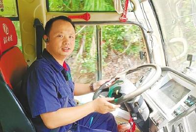 山村司机邓兰舟情牵2300多个“家人” 17年免费带货10万余件