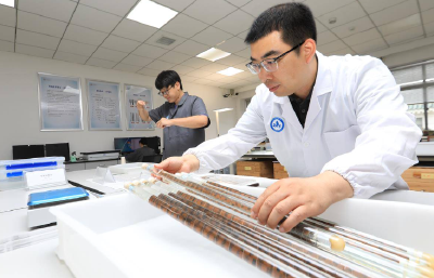 方北松及其团队挑战不可能—— 沉睡两千年的炭化简重现墨迹