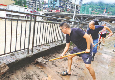 锲而不舍落实中央八项规定精神丨社工队队长关红翔把居民小事当大事办 暴雨夜敲门转移89岁独居老人