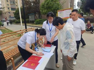 锲而不舍落实中央八项规定精神丨房县重点整治“登记难” 1800户业主终于拿到不动产证