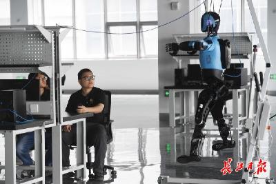 锚定转型，推动城市能级跃升