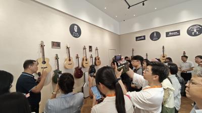 活力中国调研行丨一把吉他让小城“飙高音”！