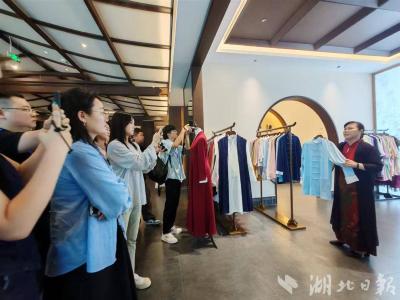 活力中国调研行｜坚守“手工造”，非遗道服网上卖脱销
