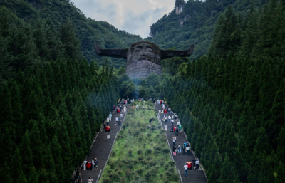 探秘神农架：从野人传说到绿色奇迹