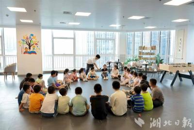 锲而不舍落实中央八项规定精神丨上班带娃两不误 楼宇托管送安心