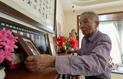 让历史告诉未来丨95岁新四军报务员万众一讲述抗战故事 80年前，他亲手抄收日本投降电报