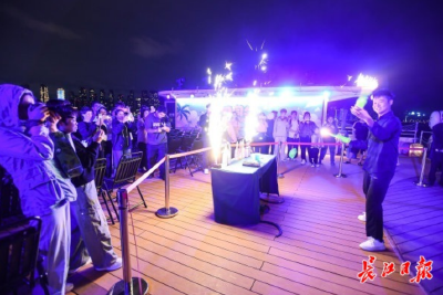 长江夜游玩出“River walk（江上漫步）”新高度，青年情侣“江上告白”安家武汉