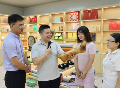 科技特派员田间传技——黄冈：让“大地论文”结出富民果