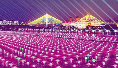 开幕式联排现场，现代科技渲染大江风华 4000架无人机演绎“江豚逐浪来”