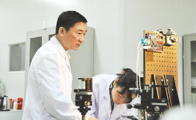 培养出3位院士，荣列全国“最美教师” 追“光”路上，他仍在温暖发光