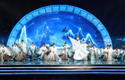 烟花点亮江面，江豚跃上天空，长江在武汉再度迎来最浪漫的秋天