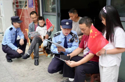 警徽闪耀守护平安 “国庆”们在国庆节整装执勤