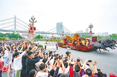 花车大巡游 河山添锦绣 高新大道上10万观众深情告白祖国