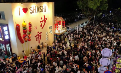 五一路阳台小剧场，这个假期为啥这么火？