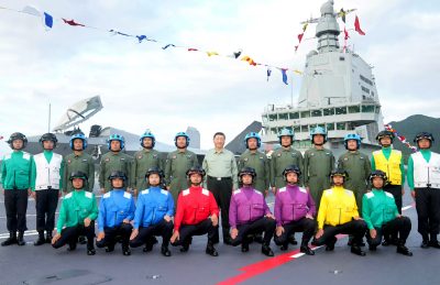 我国第一艘电磁弹射型航空母舰入列 习近平出席入列授旗仪式并登舰视察