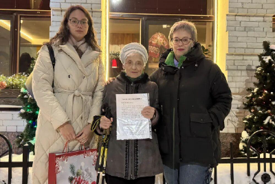 捐出珍藏87年的宝贝后，她将一张“武汉晚安”照片带回俄罗斯