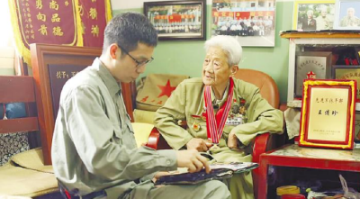 他接过奶奶“上甘岭的灯”，走上宣讲台……