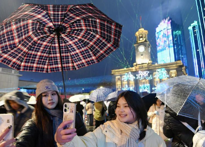 百年钟楼下，光影交响共辉，武汉跨年夜圈粉全国年轻人