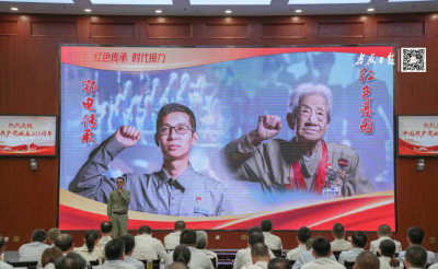 他接过奶奶“上甘岭的灯”，走上宣讲台……