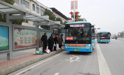 清晨七点，他刷响一张开往山外的卡……