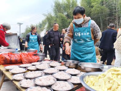 山沟里摆起百桌宴 ——一位崇阳养猪户的诚意与一场意外走红的乡村聚会