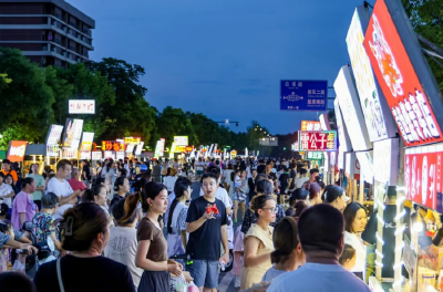 从“矛盾巷”到“网红街”：一条夜市的变形记