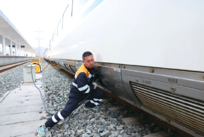 列车“守夜人”——记高铁十堰东站上水吸污工的春运日夜