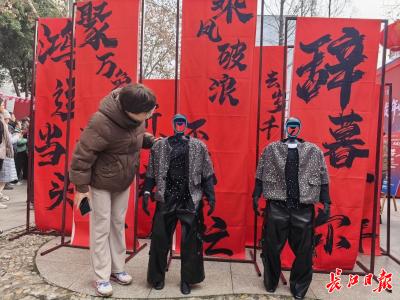 新春走基层 ｜参与主持、表演节目、做讲解员，人形机器人节前接单忙