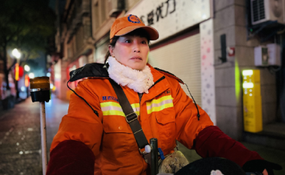 大年初一凌晨4时的江汉路：一群橙色身影晨扫迎接新年