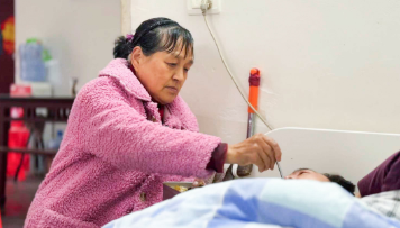 长嫂如母！她照顾瘫痪小叔40多年