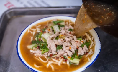 一碗米粉，一碗热干面，一场乡超：藏在烟火里的双向奔赴