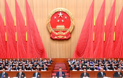 十四届全国人大四次会议在京开幕 习近平等在主席台就座