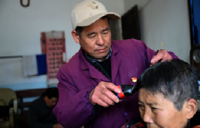 推剪之间见初心，十六载里传温情  ——陈道明与他的“雷锋理发店”