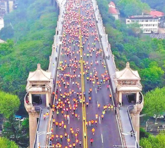 “汉马”十年 足音铿锵
