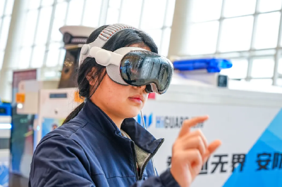 鄂州“新春第一会”科技感爆棚！“赛博舞狮”与机器狗握手点亮会场