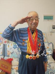 永不褪色的“军号”——追记98岁老党员、老战士马发轩 