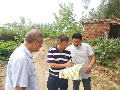 颁奖台上缺席领奖，他躺在距会场6公里外的殡仪馆，500多名村民自发赶来送行