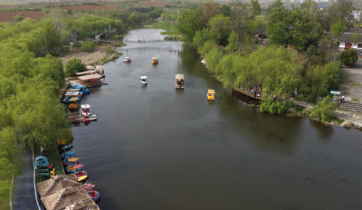 从“绕道走”到“排着来”：一条河与一个村庄的“顺流”而上