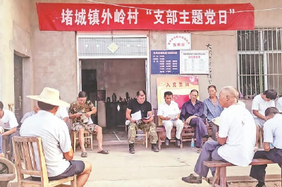 他去世后，500多人含泪送别