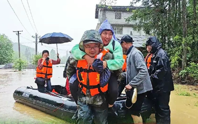 风雨赴山河，热血护恩施！致敬每一位奋战在防汛救灾一线的逆行者