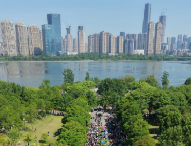 武汉都市圈花展迎来客流高峰，文商旅体融合激活假日消费