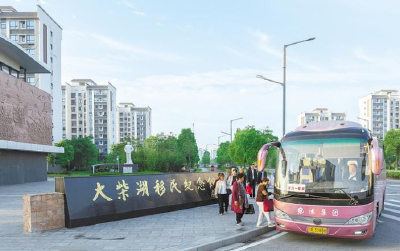 “吃水不忘掘井人”！中国最“固执”客运班车47年情暖移民